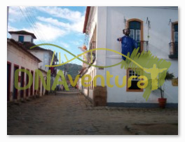 Casario de Paraty decorado para festa