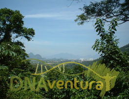 Visual da baixada de Jacarepaguá com a Pedra Rosilha a esquerda e o maciço da Tijuca ao fundo